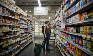 Read more about the article Niềm tin người tiêu dùng Mỹ thấp kỷ lục