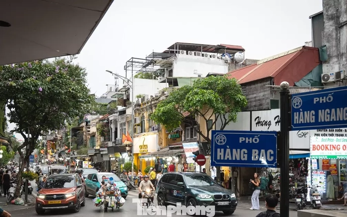 You are currently viewing Phố lõi Hà Nội siết xe xăng: Dân lo tiền đổi xe, thấp thỏm hạ tầng sạc